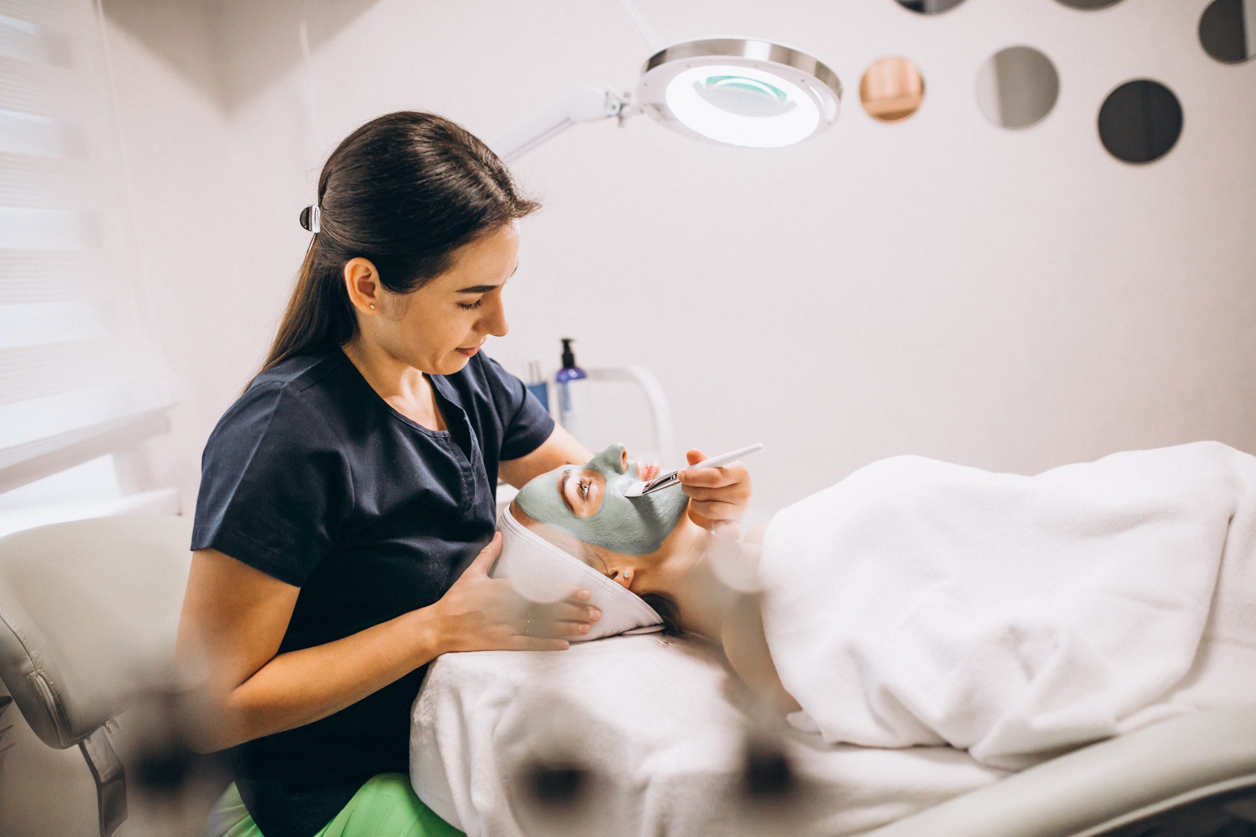 عيادة التجميل والليزر جلسات التقشير الطبي
